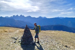 Schroffe Dolomitengipfel in der Ferne