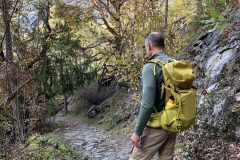 Uralter Karrenweg hinunter nach Brixen