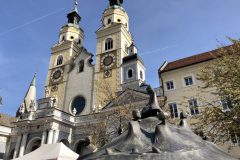 Auf dem Domplatz in Brixen