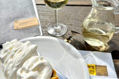 Unglaublich fruchtiger Apfelstrudel und ein Glaserl Weißen dazu :-)