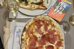 Pizza im La Luna Roja