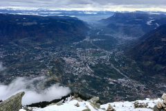 Blick hinunter nach Meran und Dorf Tirol