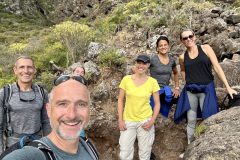 Das Wanderteam, angeführt von Tanja (in gelb)