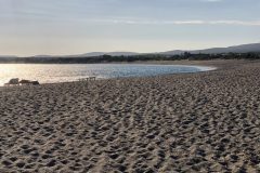 Weiter Kiesstrand in Plimíri