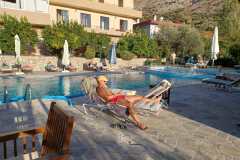 Am Pool des Hotel Ataviros in Embonas