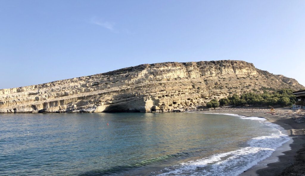 Frühmorgens ist der Strand von Matala noch menschenleer