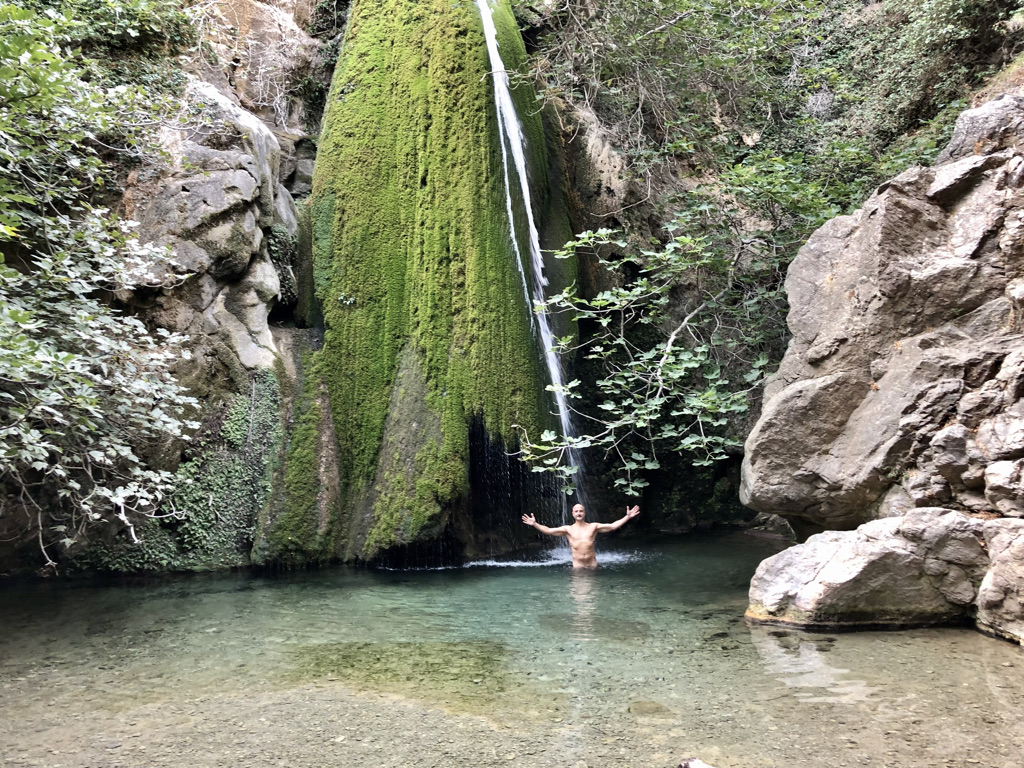 Am Wasserfall in der Ríchtis-Schlucht