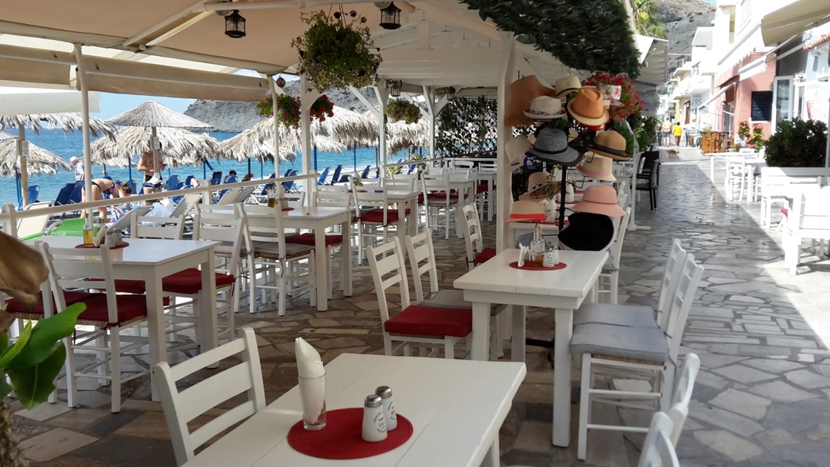 Nette Restaurants an der Strandpromenade in Mírtos