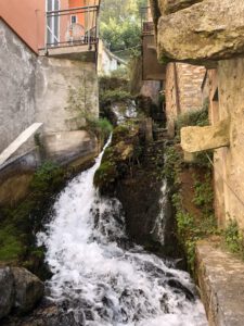 Fiumelatte, der kürzeste Fluss Italiens