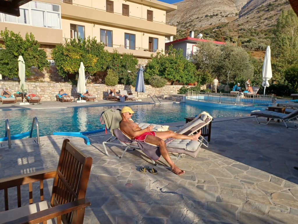Am Pool des Hotel Ataviros in Embonas