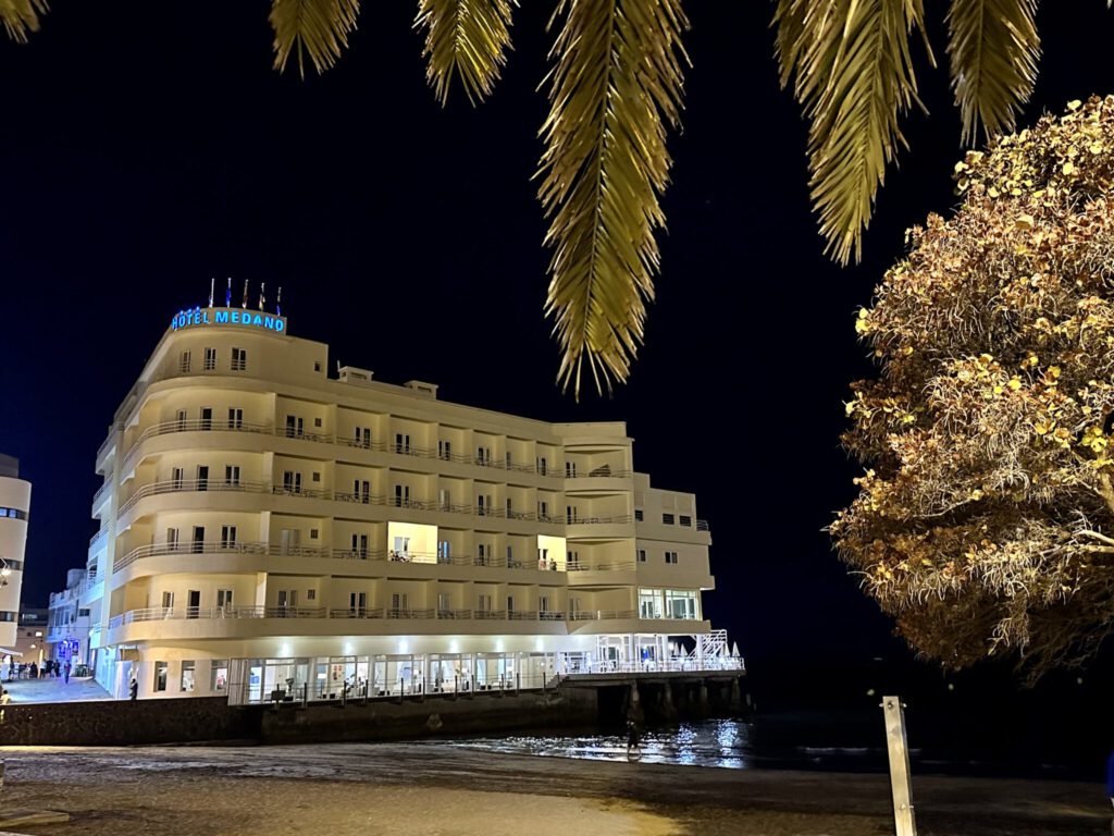 Hotel Médano by night
