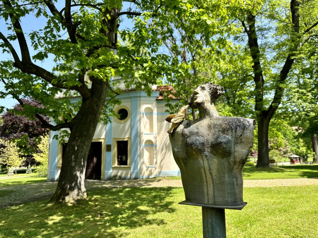 Skulpturen vor der St. Martins-Kapelle im Stadtpark von Česky Krumlov