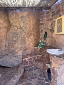 Rustikale Dusche und Toilette, in die Felsen integriert
