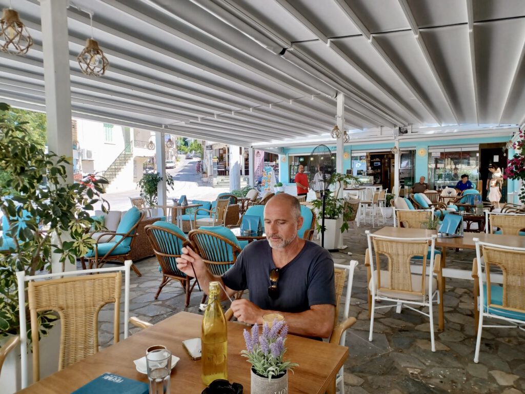 Im Café in Loutraki am Hafen