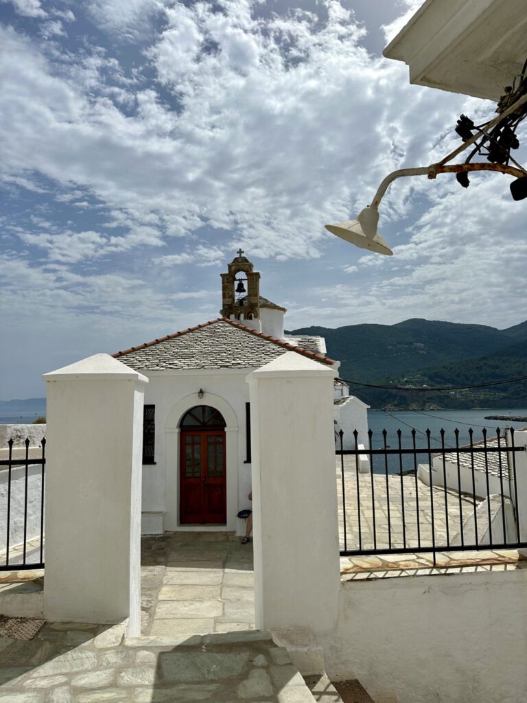 Kirche am alten Hafen von Skopelos