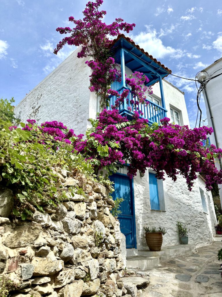 Bougainvilleen klettern die Balkone hoch