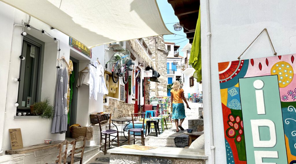 Buntes Souvenirläden in den kleinen Gassen von Skopelos