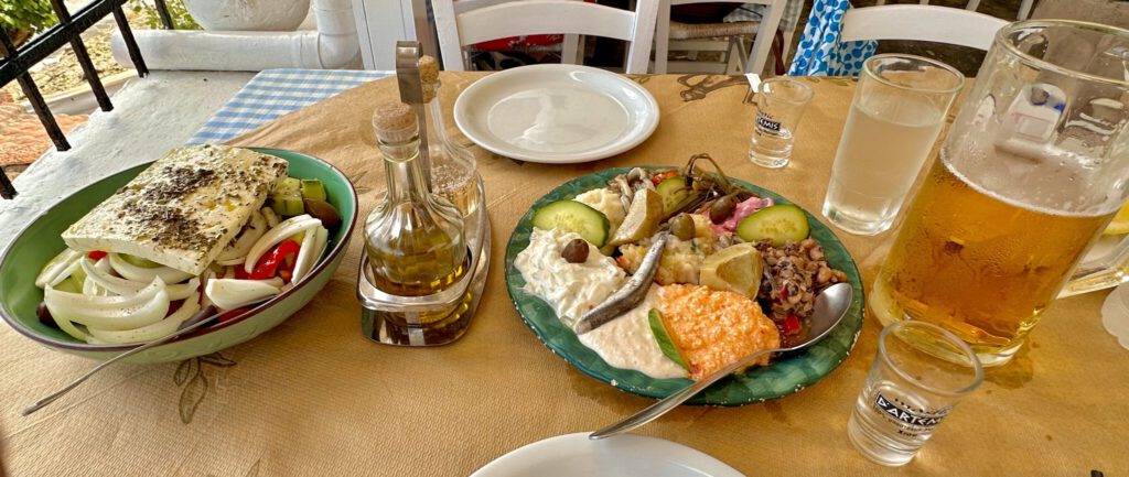 Taverna Mouries, Vorspeisenplatte und ein großer griechischen Salat