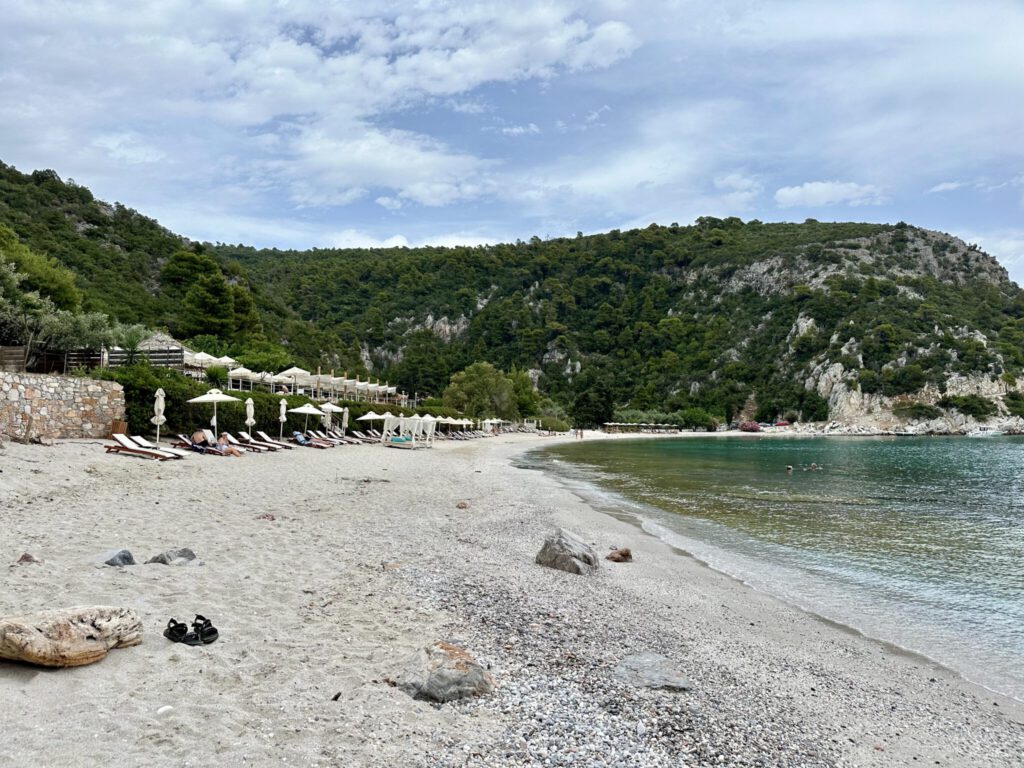 Weißer Sand und Kiesel am Limnonari Beach