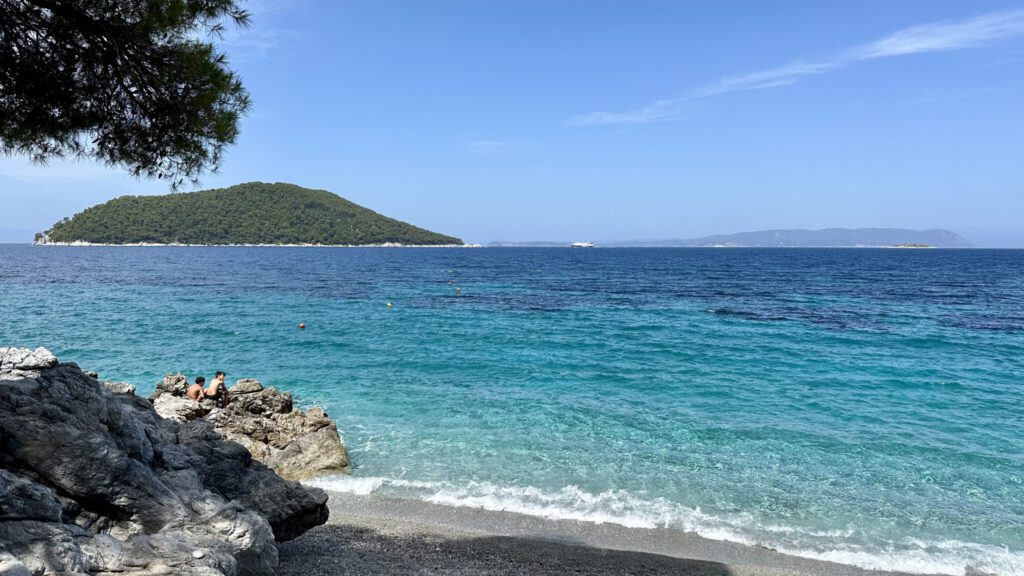 Kastani Beach - mit Insel Daria und Skiathos in der Ferne