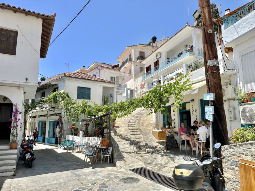 In Glossa kehren wir auf einen Snack ein: Koupa Cafe Bistrot