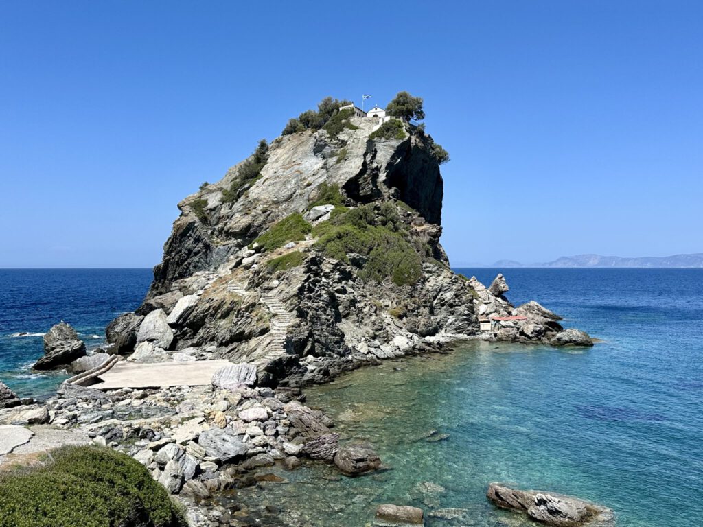 Felsen von Agios Ioannis, mit der darauf thronenden Kapelle