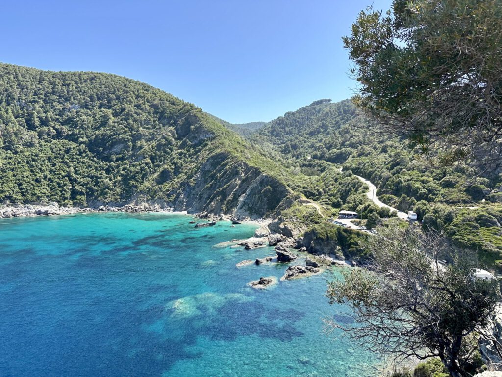 Der Strand von Agios Ioannis, von der Kapelle aus gesehen