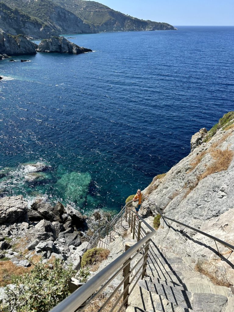 Steile Stufen hinauf zur Agios Ioannis Kapelle