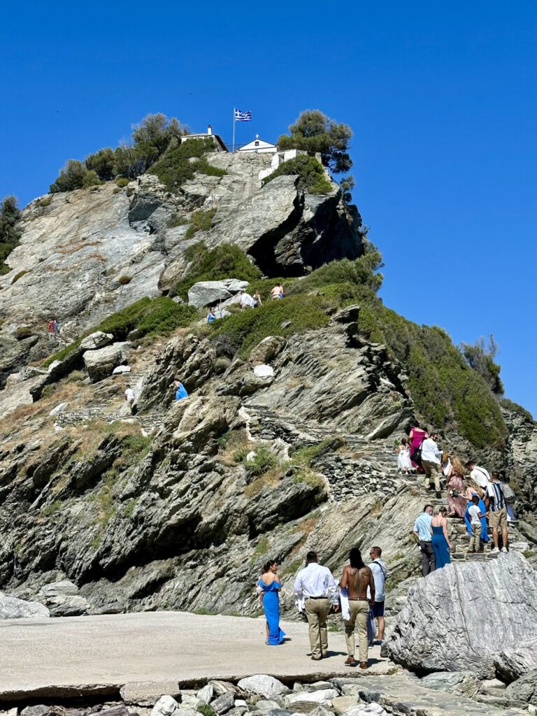 Hochzeitsgesellschaft auf den Treppen hinauf zur Agios Ioannis Kapelle