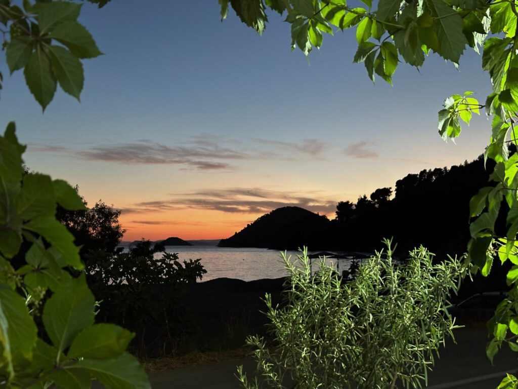 Abendstimmung am Panormos Beach, von der Taverna Vasiliki aufgenommen