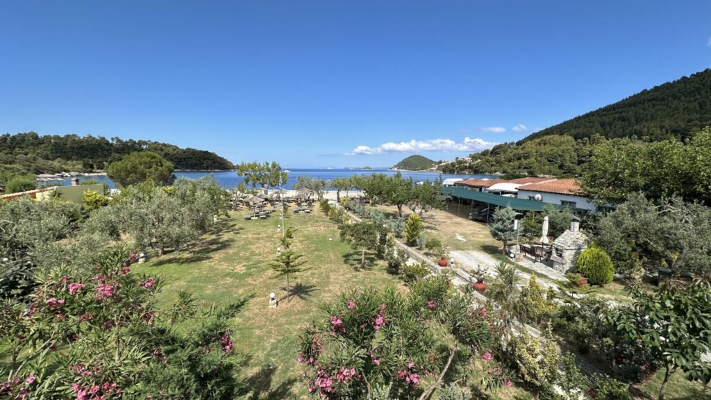 Ausblick von Balkon in den Garten - Pelagos Beachfront