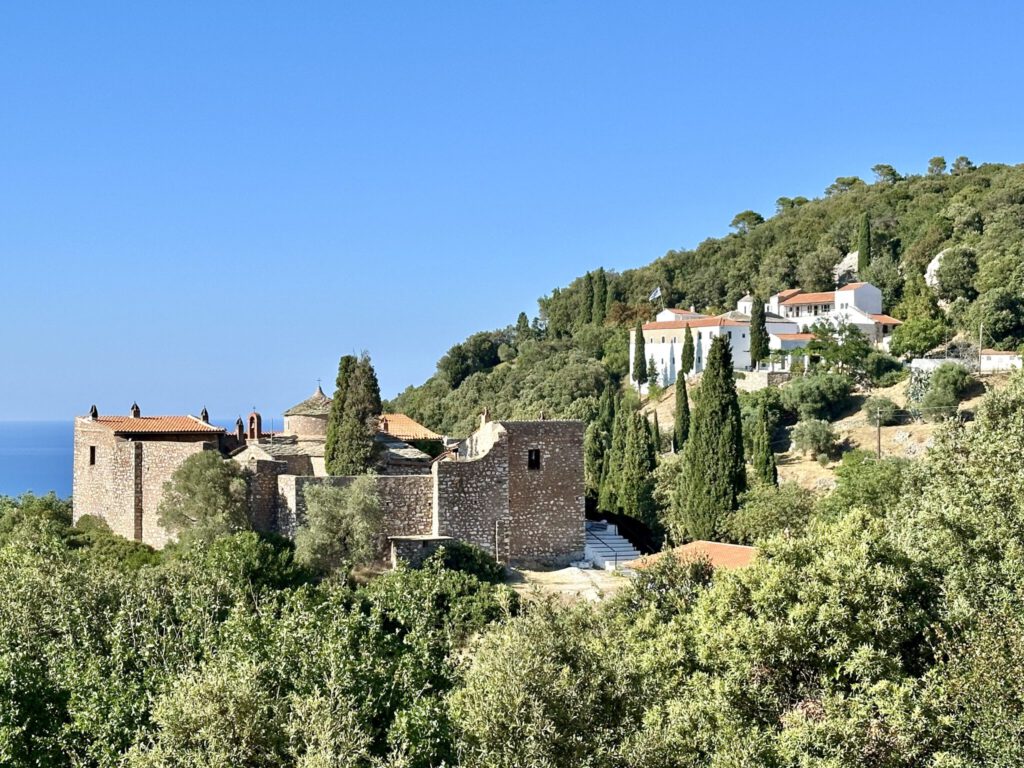 Zwei weitere Klöster im Osten von Skopelos