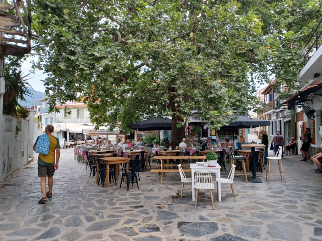 Restaurant unter Platane in Skopelos