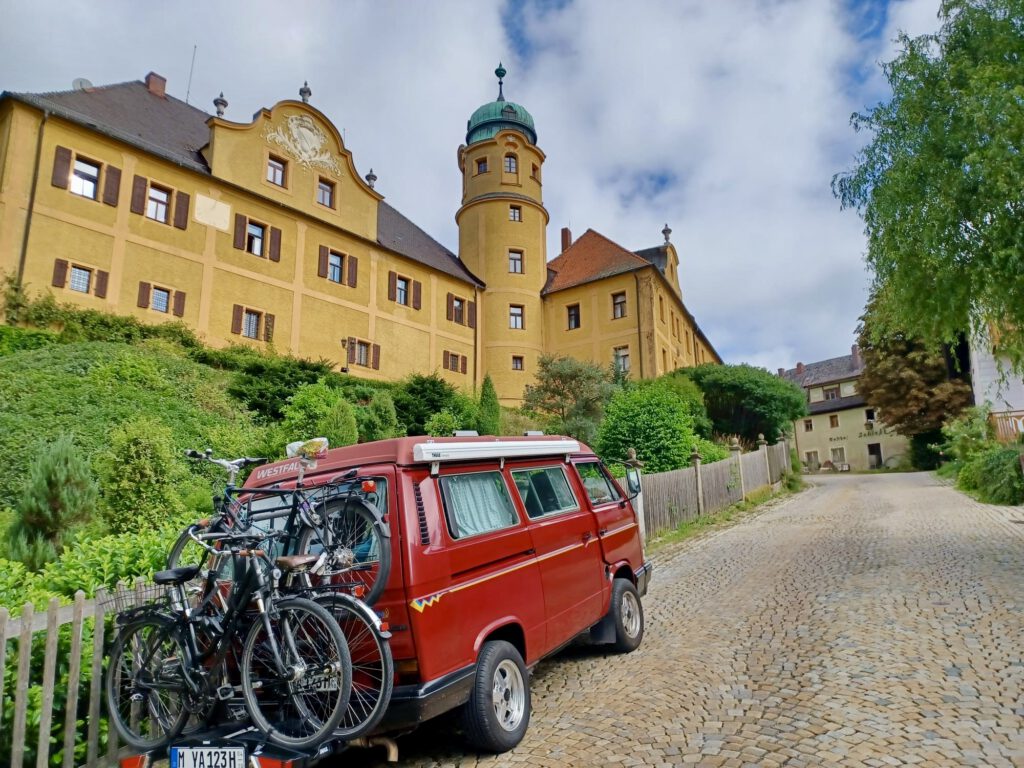 Weiterfahrt durch historische Dörfchen