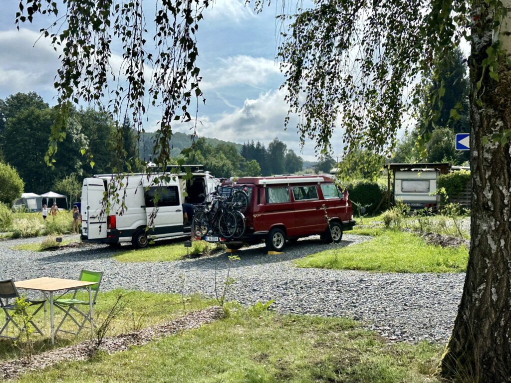 RedBulli auf dem Stellplatz im NaturCamp