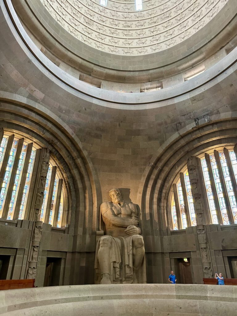 Im Völkerschlachtdenkmal - Aufstieg zu Beginn durch die Kuppel