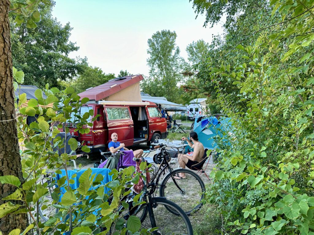 Unser Platz im Grünen auf dem Camping am Kulkwitzer See