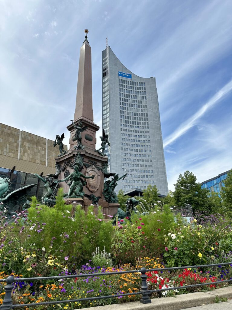 Mendebrunnen und Panorama Tower