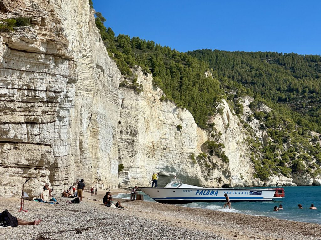 Ausflugsboote legen am Vignanotica an