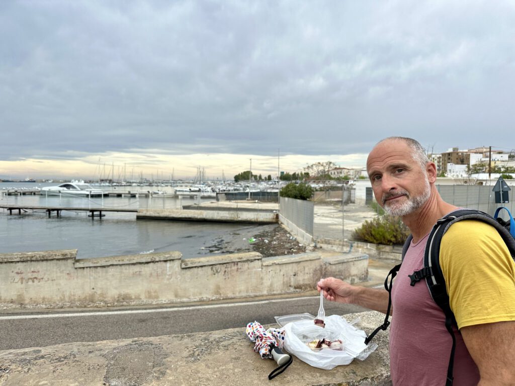 Polpo aus der Plastikschale, trotzdem lecker, am Hafen von Manfredonia