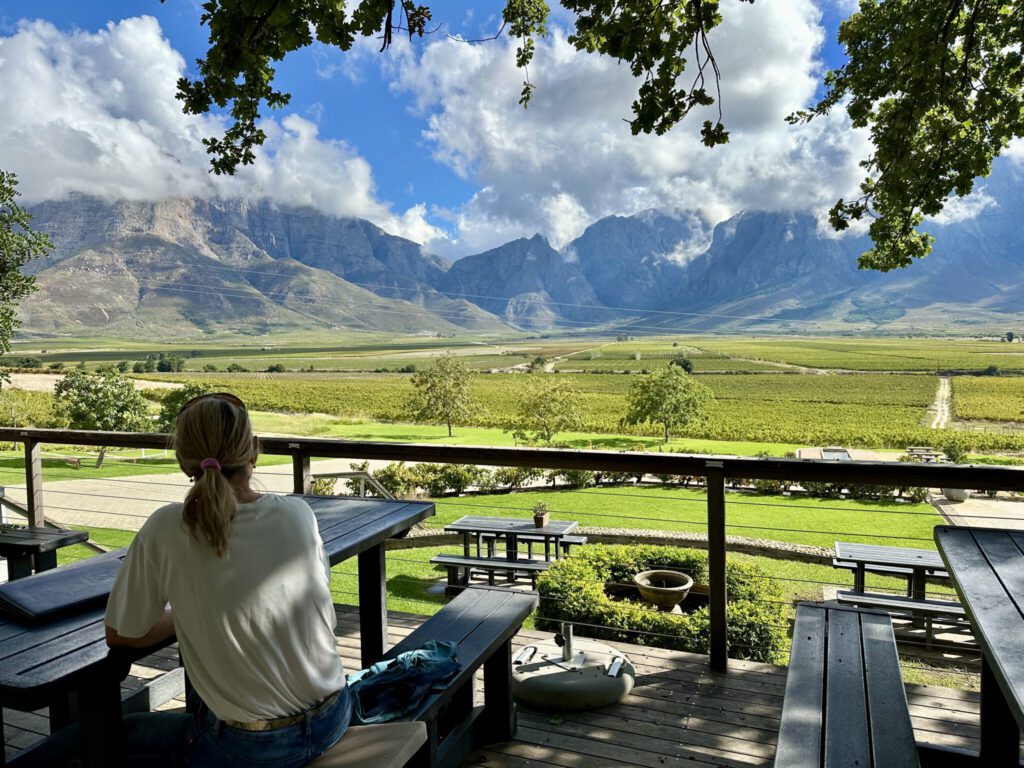 Aussenterrasse im Opstal Estate mit Blick in die Slanghoek Mountains