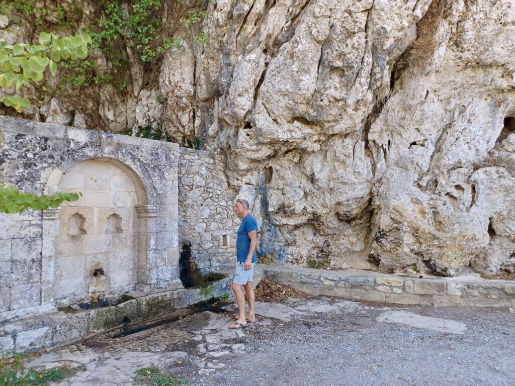 Sehenswerter Brunnen in Voila