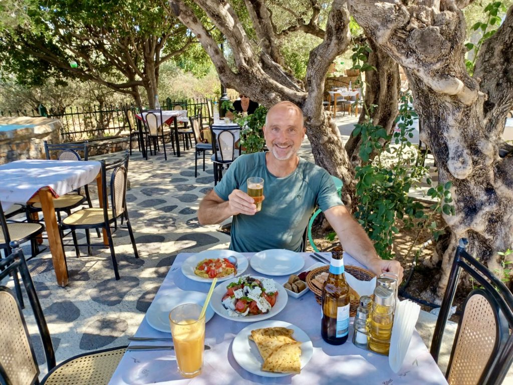 Warten auf die Hauptspeise - hervorragend gegessen in der Taverne Paradiso bei Kritsa