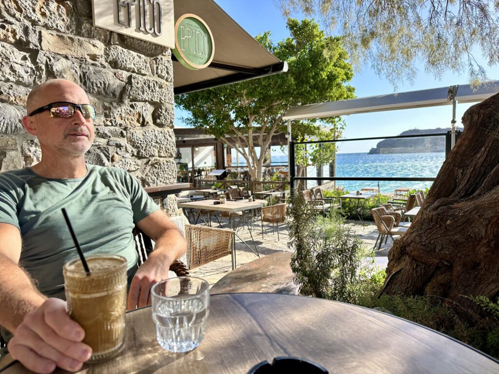 Frappé im Epico am Hafen von Plaka