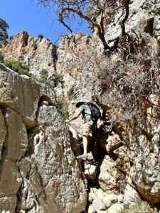 Eiserne Krampen helfen beim Aufstieg, tief hinein in die Kritsa-Gorge
