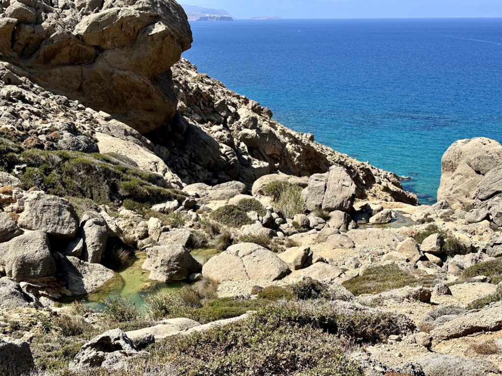 Gumpen mit etwas Wasser in der Toplou-Schlucht