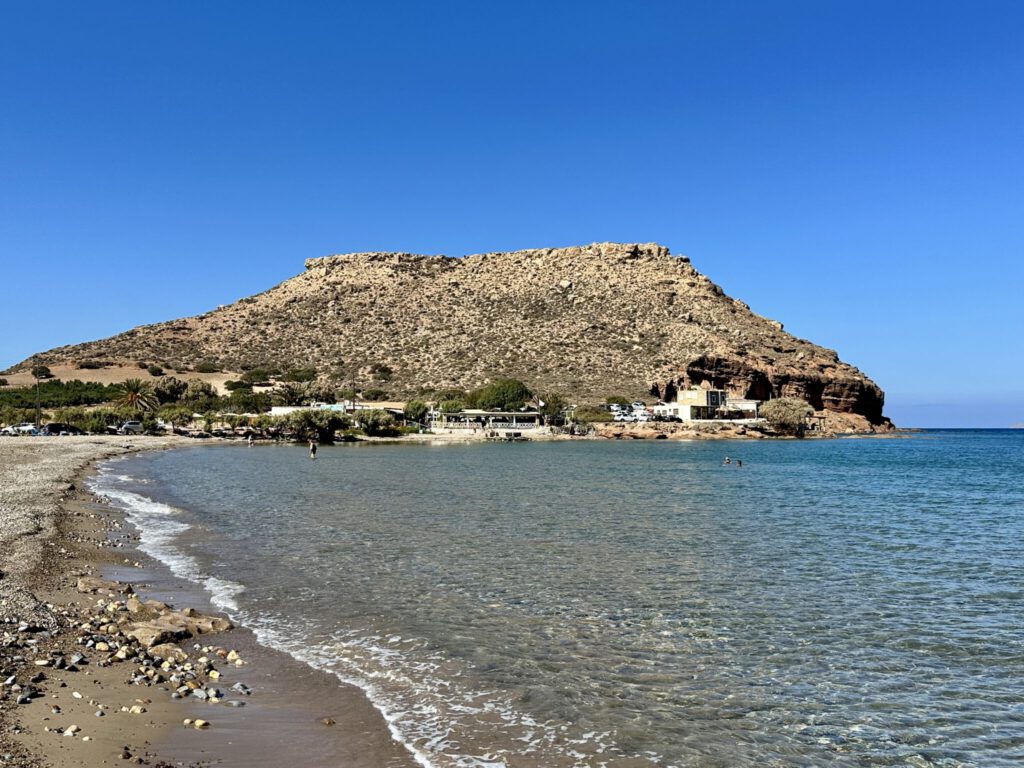 Chiona Beach & Taverna Hiona (rechts im Bild)