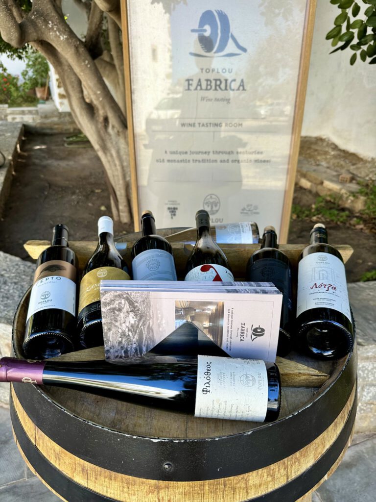 Weinsortiment im Kloster Toplou