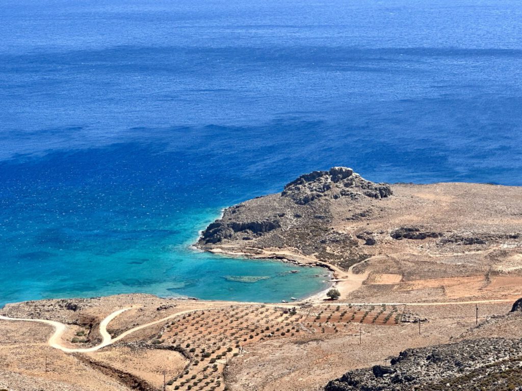Aussicht von der Panoramastraße hinunter ans Südende von Xerokampos