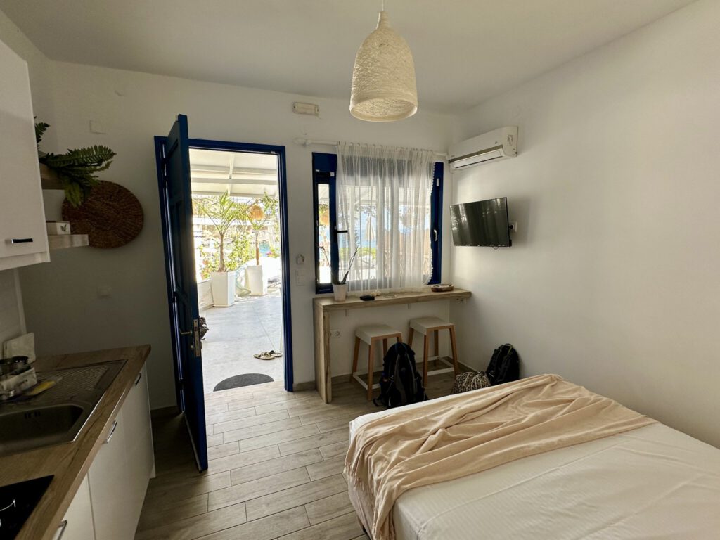 Blue Paradise, direkt am Achlia Beach